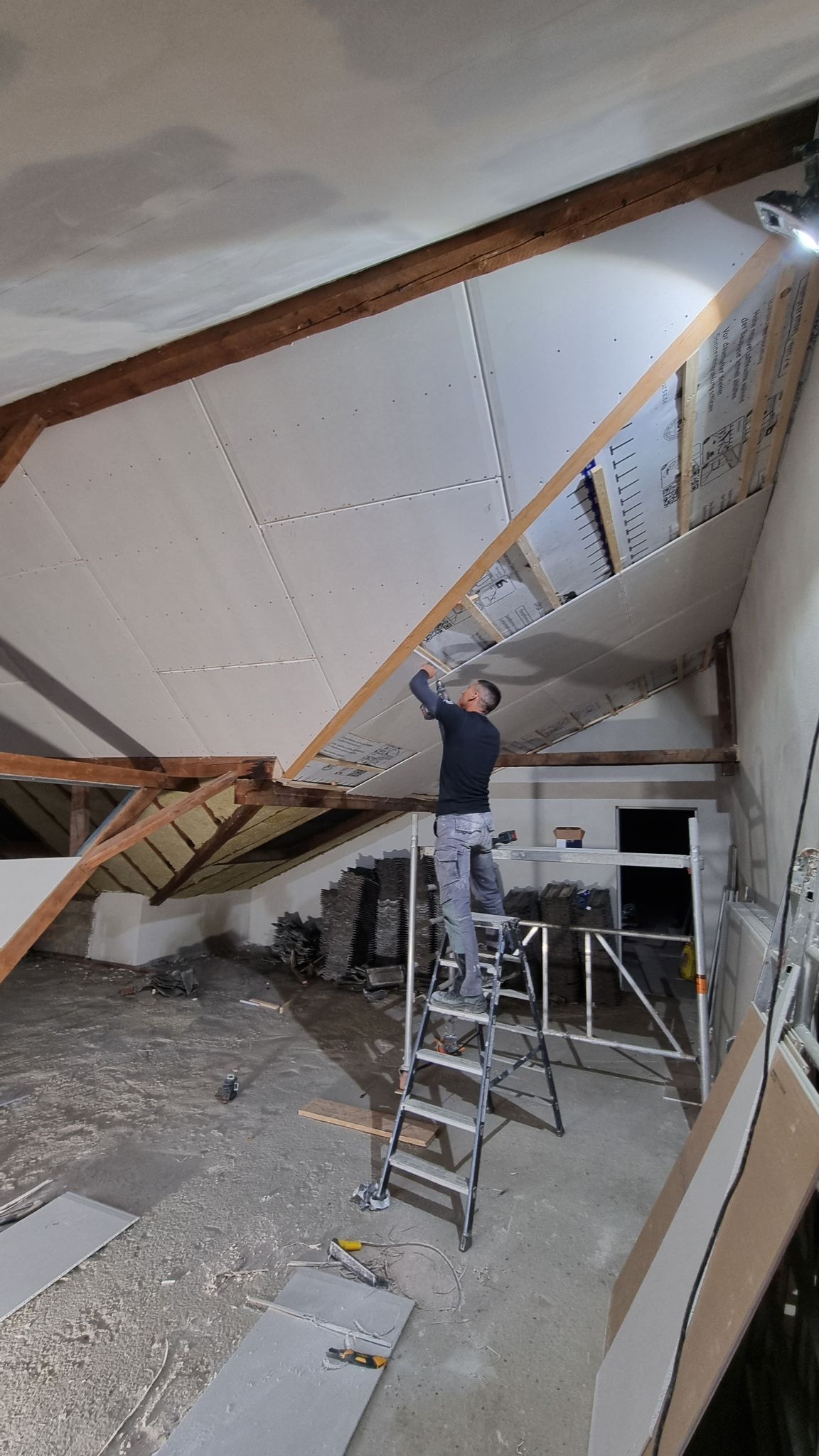 Dachgeschossausbau: Dachschrägen gedämmt und mit Gipskarton beplankt.