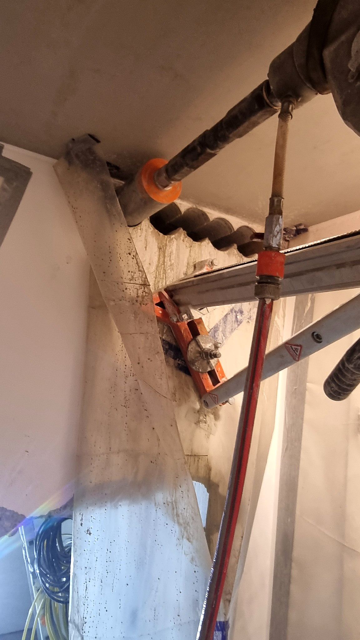 Kernbohrungen in Reihe für einen Deckendurchbruch