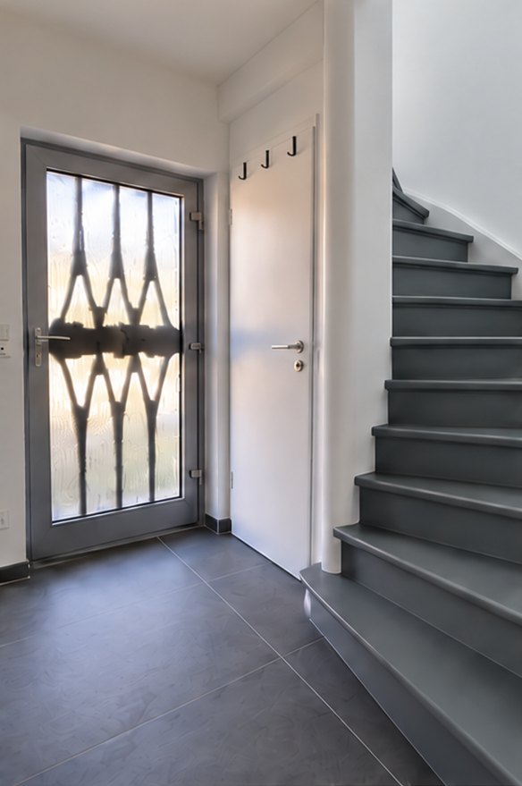 Eigenes Projekt: Flur mit Haustür und neu beschichteter Treppe in Anthrazit