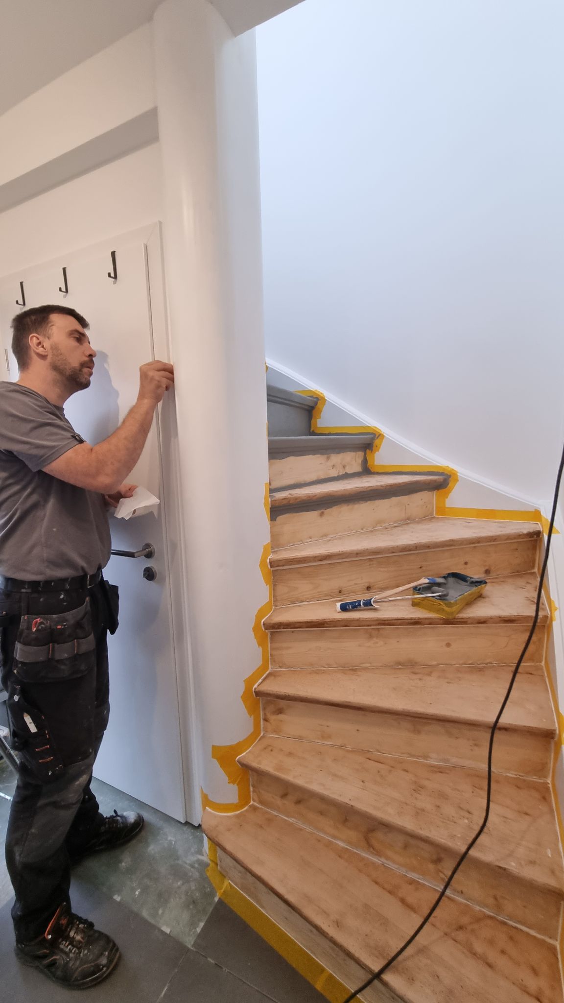 Treppe in Arbeit: Holztreppe abgeklebt und für die neue Beschichtung vorbereitet.
